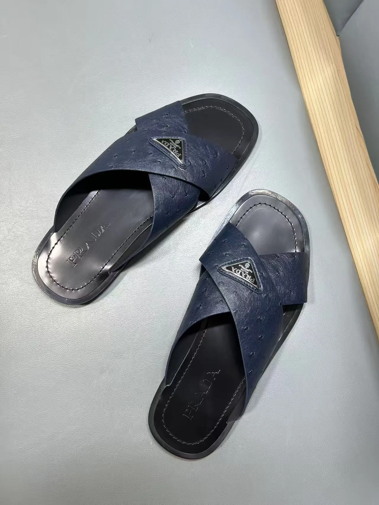 340💰PRADA Prada’s latest slippers are synchronized with the official website. This slipper is made of the brand’s unique and iconic Saffiano leather. The brand logo jumps out from the double straps, and the brand style is clearly visible. Cowhide gives men elegant charm and functional design, making it an ideal choice for vacation and leisure. Size:38-45